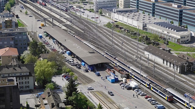 Gebäude neben Bahngleisen. Gebäude neben Bahngleisen.
