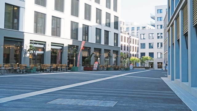 Restaurant an einem Platz in einer neuen Grossüberbauung mit verschiedenen Gebäuden. Restaurant an einem Platz in einer neuen Grossüberbauung mit verschiedenen Gebäuden.