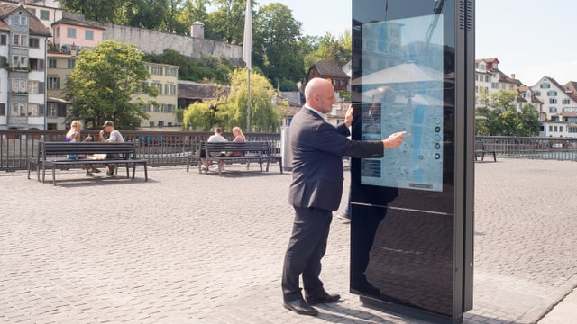 Mann am Touchscreen Mann am Touchscreen