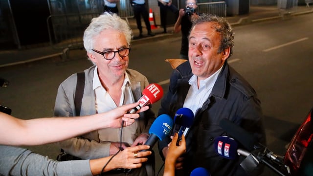Michel Platini spricht in die Mikrofone der Journalisten Michel Platini spricht in die Mikrofone der Journalisten