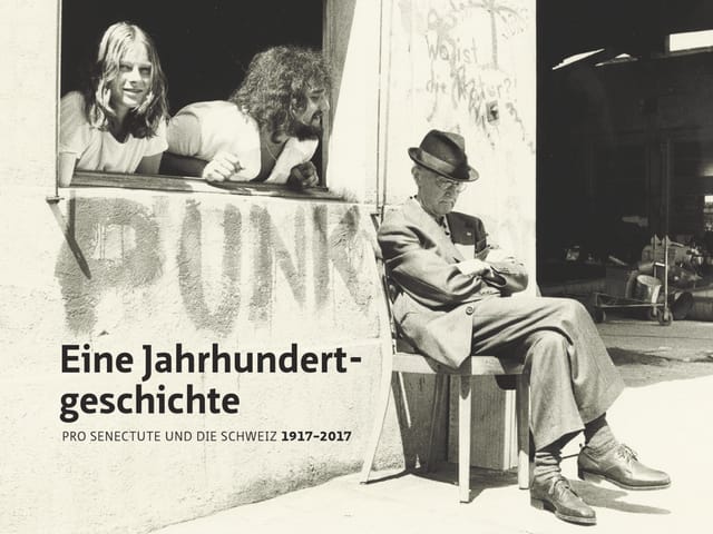 Auf dem Buchcover blicken zwei junge Menschen aus dem Fenster auf einen alten Mann, der auf einem Stuhl sitzt. Auf dem Buchcover blicken zwei junge Menschen aus dem Fenster auf einen alten Mann, der auf einem Stuhl sitzt.