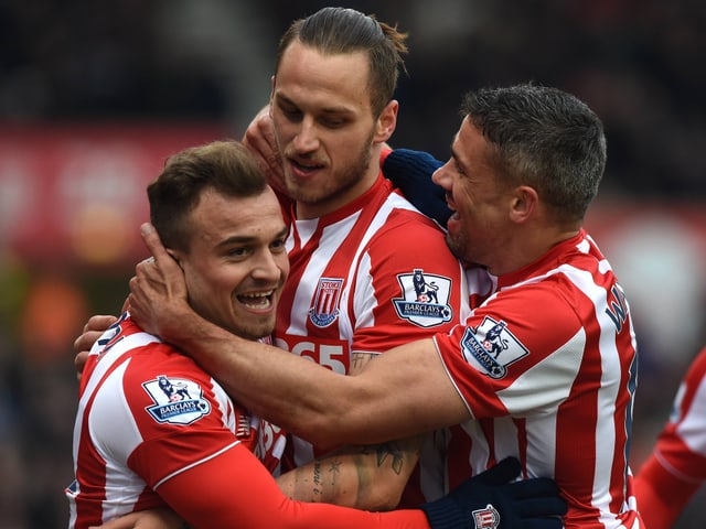 Xherdan Shaqiri und Marko Arnautovic umarmen sich
