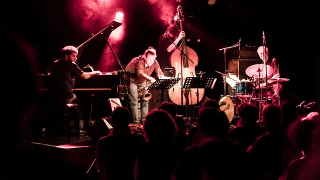 Eine Band mit Klavier, Saxophon, Bass und Schlagzeug. Eine Band mit Klavier, Saxophon, Bass und Schlagzeug.