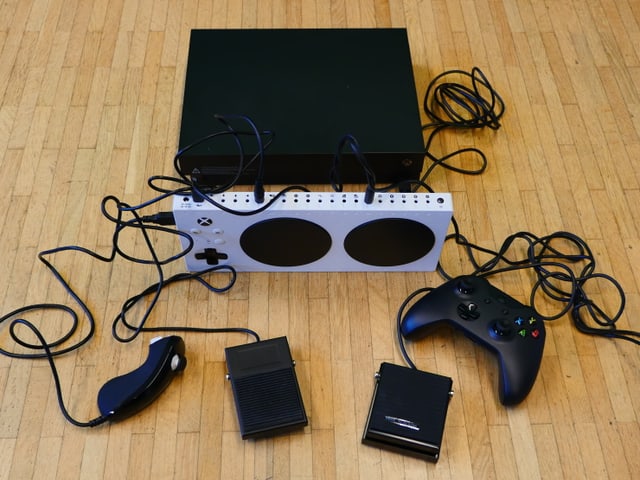 Xbox One, Adaptive Controller, gewöhnlicher Controller, Eingabegeräte. Xbox One, Adaptive Controller, gewöhnlicher Controller, Eingabegeräte.