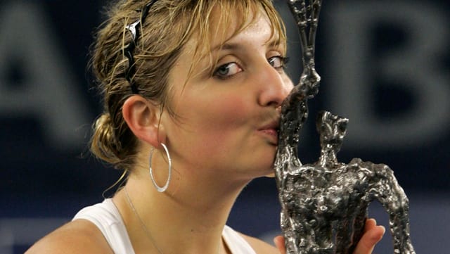 Timea Bacsinszky küsst die Trophäe. Timea Bacsinszky küsst die Trophäe.