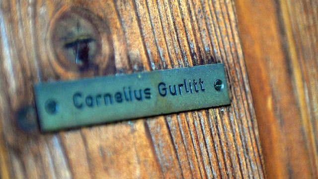 Grünes Namensschild auf Holz. Darauf steht: Cornelius Gurlitt Grünes Namensschild auf Holz. Darauf steht: Cornelius Gurlitt