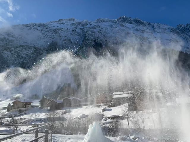Schnee wirbelt durch die Luft.