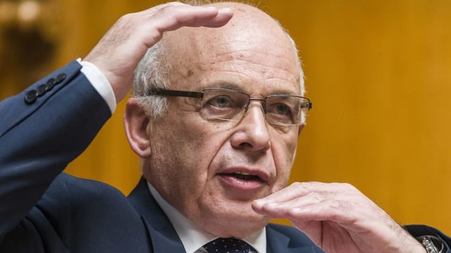 Maurer gestikuliert im Nationalrat Maurer gestikuliert im Nationalrat