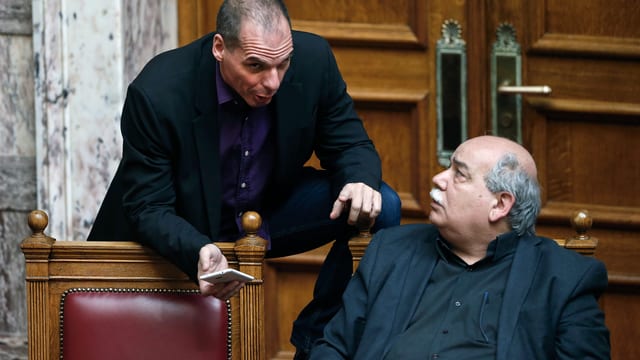 Griechenlands Finanzminister Yanis Varoufakis und Innenminister Nikos Voutsis (rechts) Griechenlands Finanzminister Yanis Varoufakis und Innenminister Nikos Voutsis (rechts)