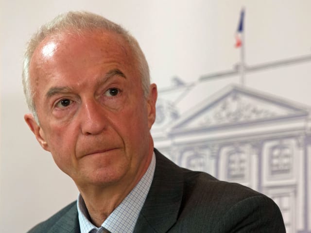 Kerchove schaut besorgt in die Ferne. Er trägt einen Anzug, kurze graue Haare und hat Falten im Gesicht. Kerchove schaut besorgt in die Ferne. Er trägt einen Anzug, kurze graue Haare und hat Falten im Gesicht.