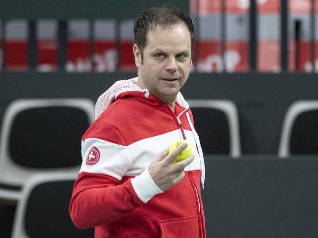 Severin Lüthi hat einen Ball in der Hand. Severin Lüthi hat einen Ball in der Hand.