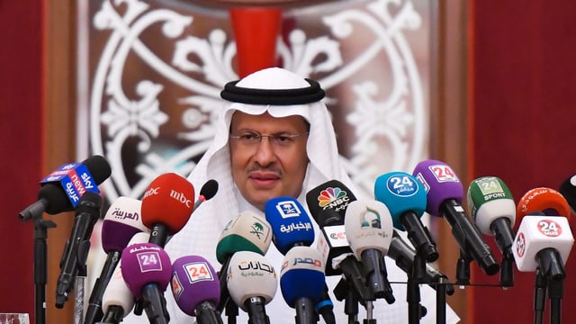 Energieminister Prinz Abdulasis bin Salman spricht vor den Medien Energieminister Prinz Abdulasis bin Salman spricht vor den Medien