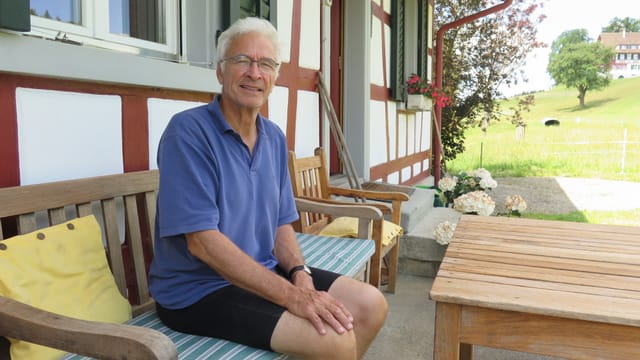 Seniore Hubert Lombard sitzt vor seinem Bauernhaus. Seniore Hubert Lombard sitzt vor seinem Bauernhaus.