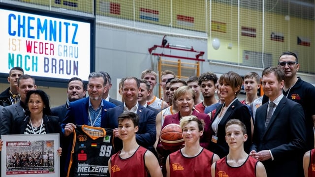Kanzlerin Merkel war vor dem Bürgertreffen beim Basketball-Training der «Niners Chemnitz» zu Gast. Kanzlerin Merkel war vor dem Bürgertreffen beim Basketball-Training der «Niners Chemnitz» zu Gast.