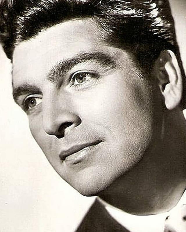 Gutaussehender Mann mit markantem Gesicht und schwarzen Haaren. Gutaussehender Mann mit markantem Gesicht und schwarzen Haaren.