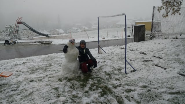 Kind mit Schneemann. Kind mit Schneemann.