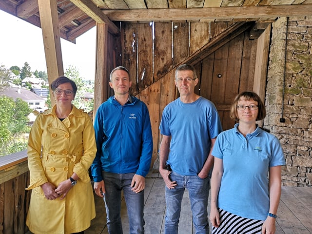 Zwei Frauen und zwei Männer auf einem alten Balkon. Zwei Frauen und zwei Männer auf einem alten Balkon.