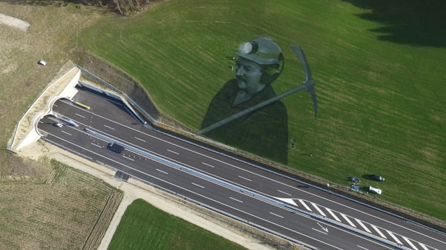 Porträt eines Tunnelarbeiters in der Wiese neben der Autobahn. Porträt eines Tunnelarbeiters in der Wiese neben der Autobahn.