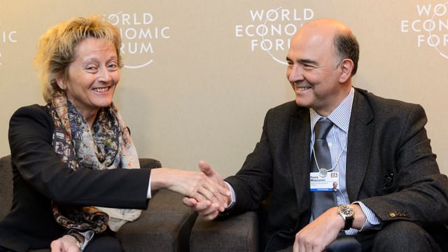 Widmer-Schlumpf und Moscovici schütteln die Hand Widmer-Schlumpf und Moscovici schütteln die Hand