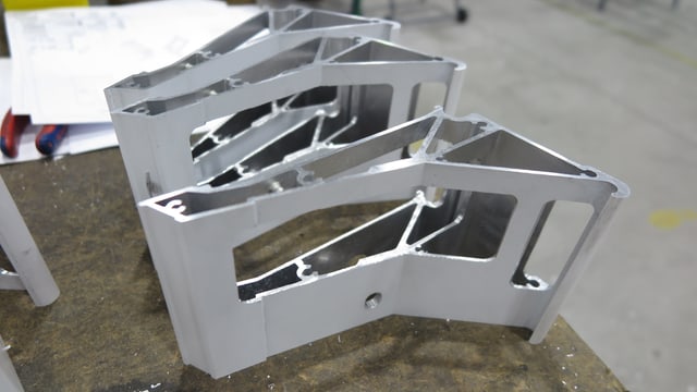 Metallformen, die in einer Fabrik auf einem Tisch liegen. Metallformen, die in einer Fabrik auf einem Tisch liegen.