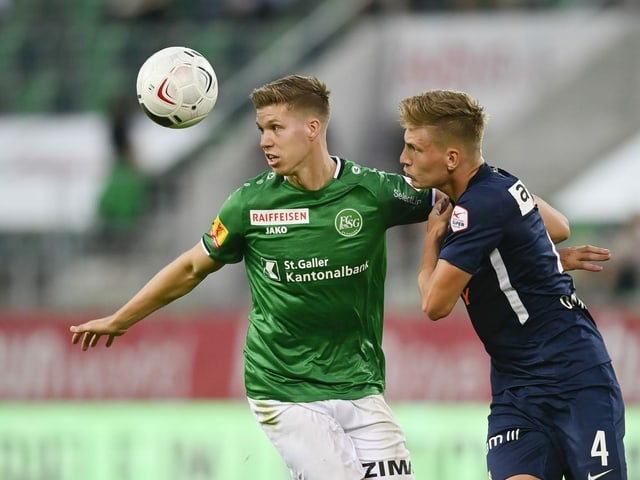 Cedric Itten im Zweikampf mit Becir Omeragic. Cedric Itten im Zweikampf mit Becir Omeragic.