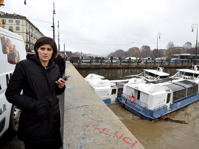Chiara Appendino steht am Po. Chiara Appendino steht am Po.