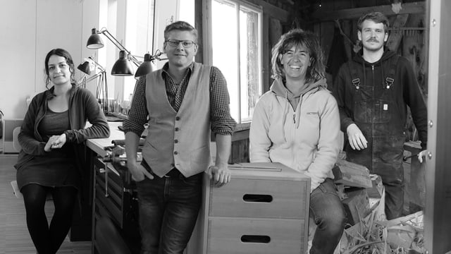 Ein Foto von vier Protagonisten der Ausstellung "Apen Werkstatt". Ein Foto von vier Protagonisten der Ausstellung "Apen Werkstatt".