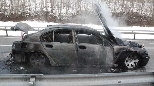 Ausgebranntes Auto auf der A5 Ausgebranntes Auto auf der A5