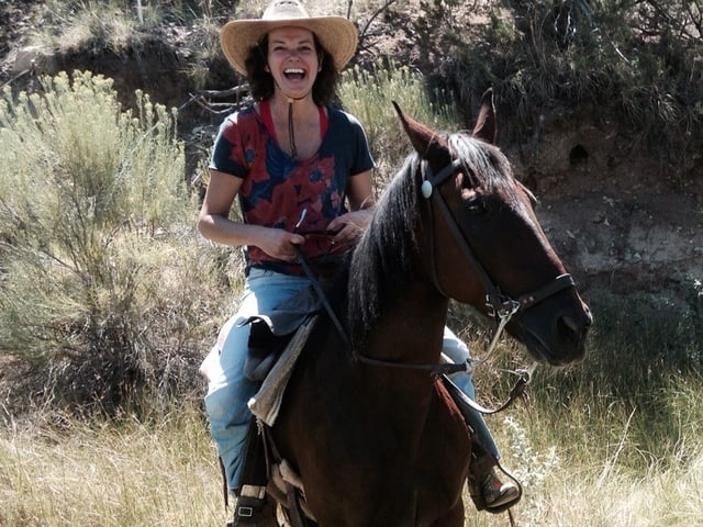 Milena Moser mit Cowboyhut auf einem Pferd. Milena Moser mit Cowboyhut auf einem Pferd.