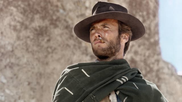 Ein Mann mit Hut, Poncho und Zigarette. Ein Mann mit Hut, Poncho und Zigarette.