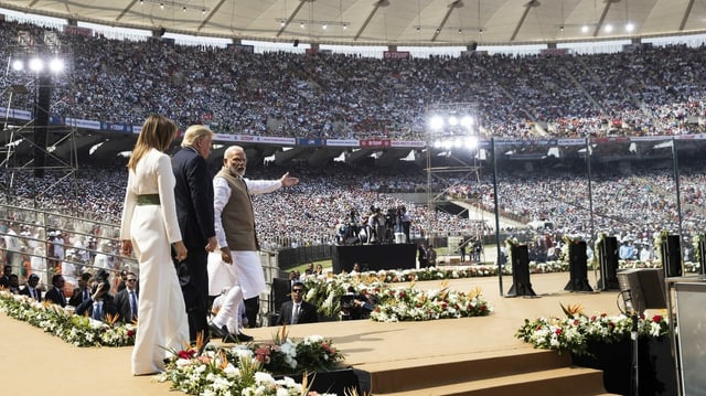 Donald und Melania Trump sowie Narendra Modi betreten die Bühne in einem voll besetzten Stadium. Donald und Melania Trump sowie Narendra Modi betreten die Bühne in einem voll besetzten Stadium.