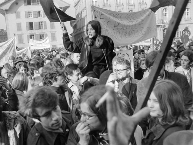 Frauen und Männer demonstrieren 1969 bei Marsch auf Bern für das Frauenstimmrecht.