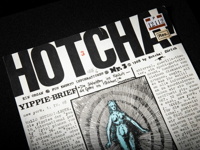 Ein Magazin auf dem eine griechische Statue abgebildet ist und sehr viel Text auf dem Cover steht. Ein Magazin auf dem eine griechische Statue abgebildet ist und sehr viel Text auf dem Cover steht.