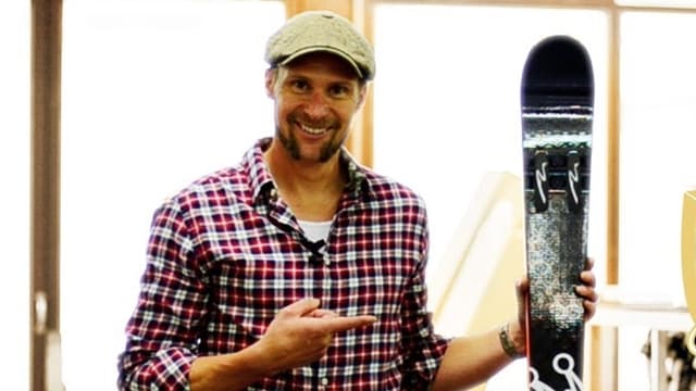 Marco Büchel mit zwei seiner Skier. Marco Büchel mit zwei seiner Skier.