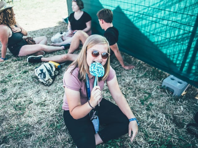 Frau mit einem riesigen Lollipop.