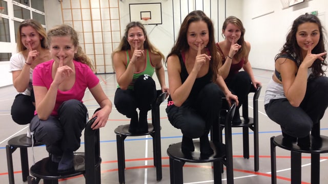 Den Burlesque-Tanz haben die jungen Frauen schon ziemlich im Griff – nur der waghalsige Sprung auf den Stuhl muss noch ein bisschen geübt werden. Den Burlesque-Tanz haben die jungen Frauen schon ziemlich im Griff – nur der waghalsige Sprung auf den Stuhl muss noch ein bisschen geübt werden.