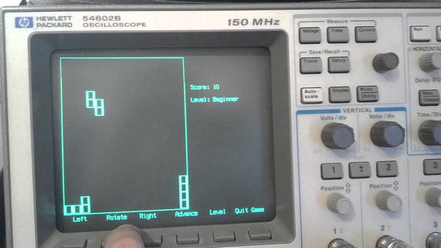 Ein Oszilloskop, auf dem Tetris gespielt wird. Ein Oszilloskop, auf dem Tetris gespielt wird.