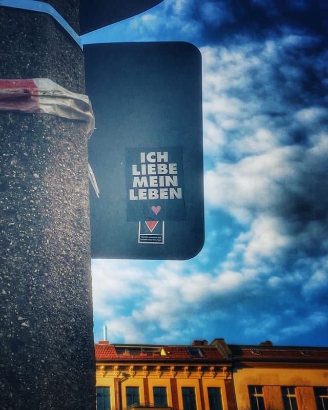 In placat cun l'inscripziun: Ich liebe mein Leben In placat cun l'inscripziun: Ich liebe mein Leben
