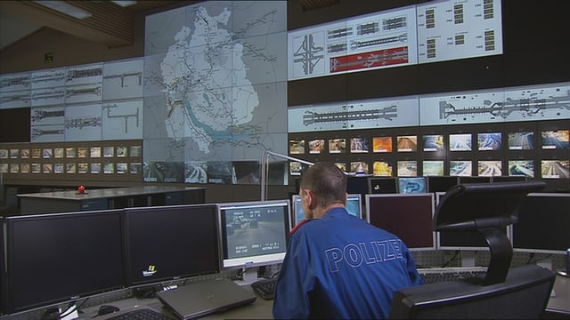 Polizist vor Computer Polizist vor Computer