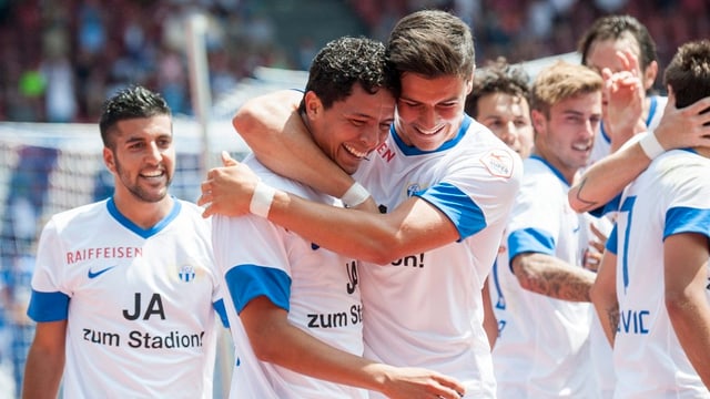 Die FCZ Spieler freuen sich über den Sieg gegen Thun. Auf dem Trikot steht "Ja zum Stadion".