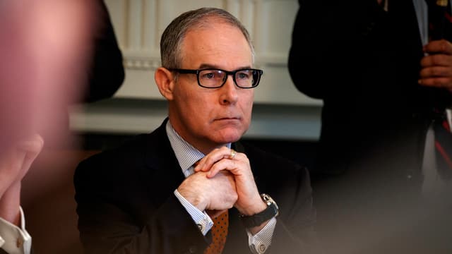 Scott Pruitt sitzt. Scott Pruitt sitzt.