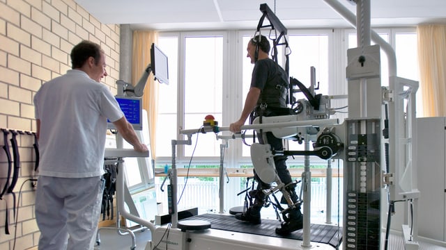 Ein Patient im Paraplegiker-Zentrum beim Lauftraining. Ein Patient im Paraplegiker-Zentrum beim Lauftraining.