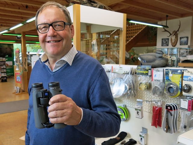 Hansruedi Felder mit Feldstecher in der Hand