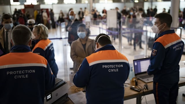 Passagiere aus Ländern der «roten Zone» werden am Flughafen Paris gesondert empfangen. 