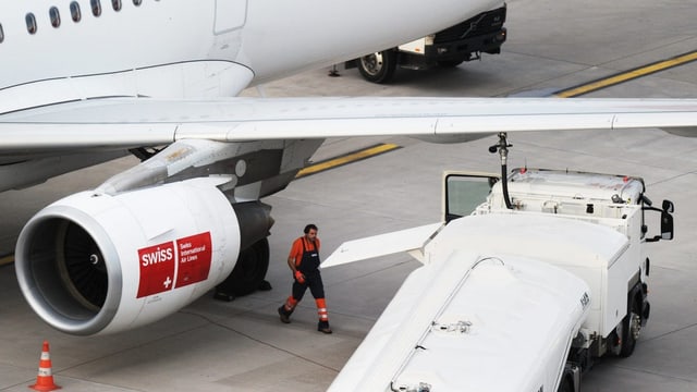 Eine SWISS-Maschine beim Betanken von Kerosin am Flughafen Zürich Eine SWISS-Maschine beim Betanken von Kerosin am Flughafen Zürich