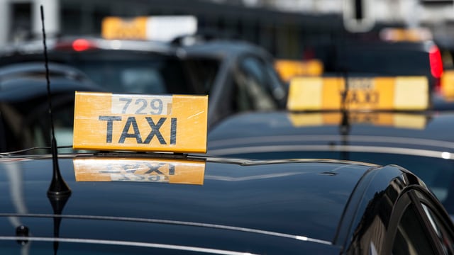 Taxis in der Warteschlange Taxis in der Warteschlange