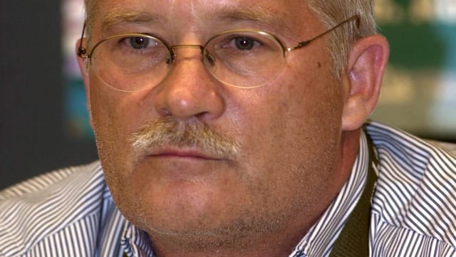 Thomas Schnek trägt eine Brille. Thomas Schnek trägt eine Brille.