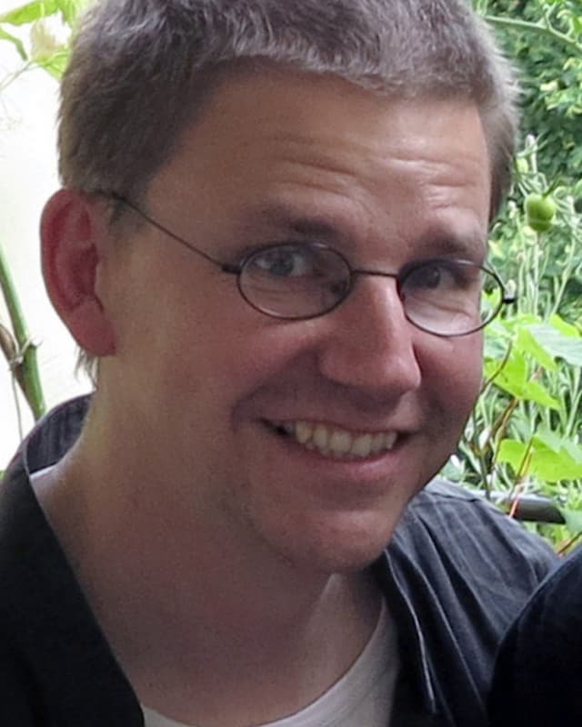 Junger Mann mit kurzem Haar und Brille. Junger Mann mit kurzem Haar und Brille.