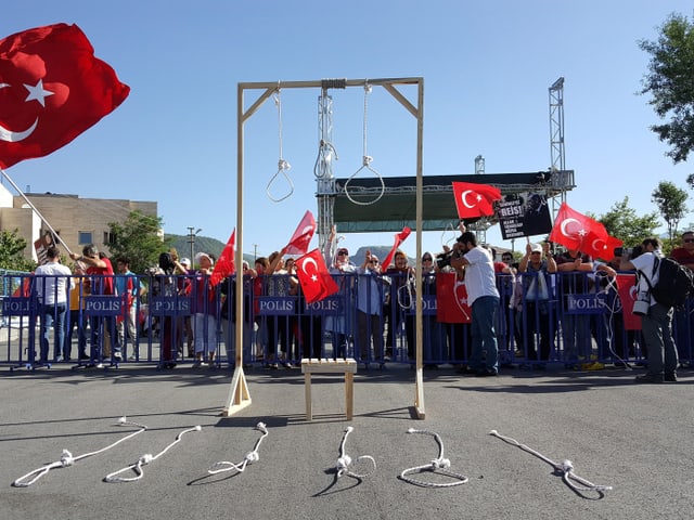Erdogan-Anhänger fordern im Sommer 2017 die Todesstrafe für Soldaten, die Erdogans Sommerresidenz stürmten. Erdogan-Anhänger fordern im Sommer 2017 die Todesstrafe für Soldaten, die Erdogans Sommerresidenz stürmten.