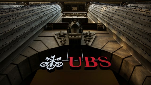 Das UBS-Gebäude mit Schriftzug Das UBS-Gebäude mit Schriftzug